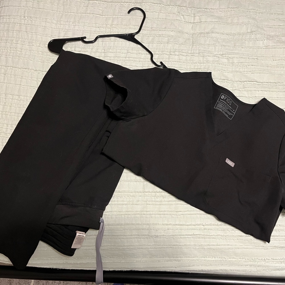 Black Figs scrub SET